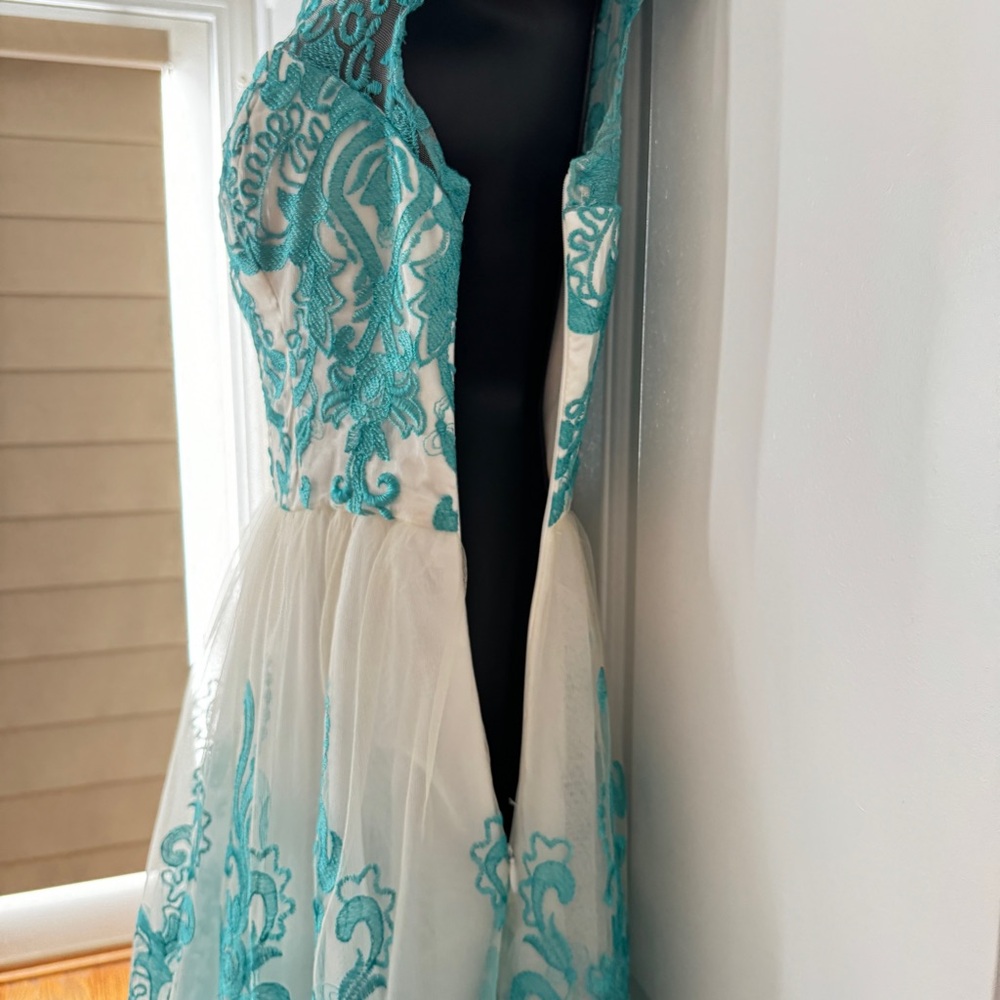 Chi Chi London Embroidered Kelsey RARE Teal and Cream UK size 10/ US size 6 - Picture 4 of 5